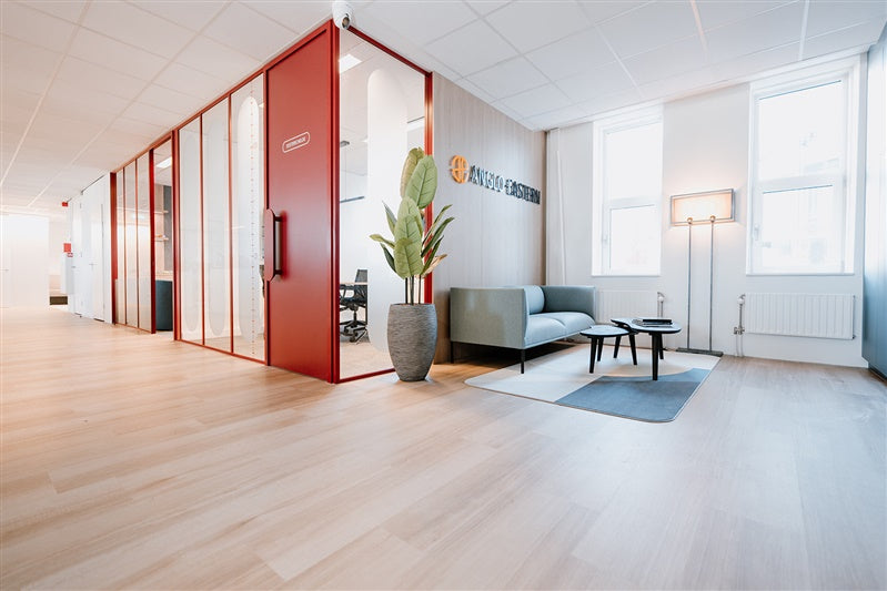 Rode deuren in een kantoor