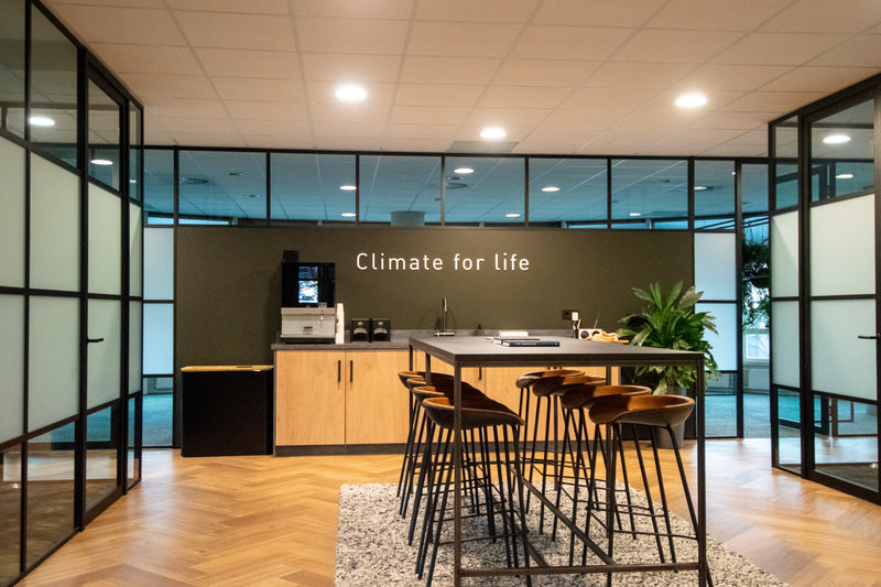 Kantine omringd met systeemwanden