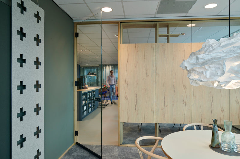 Glazen systeemwand met houten profielen gemaakt met hout met het FSC-keurmerk